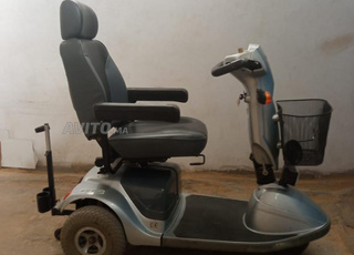 Fauteuil roulant pour personnes à besoins spécifiques