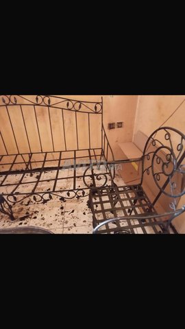 قاعدة أريكة وطاولة مع كرسيين