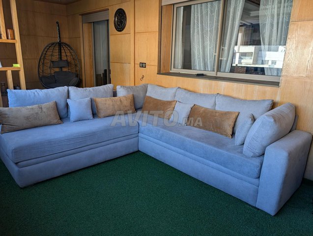 كنبة على شكل حرف L مع مساحة للتخزين