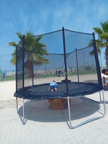 Jeu de saut pour jeunes enfants dans les jardins