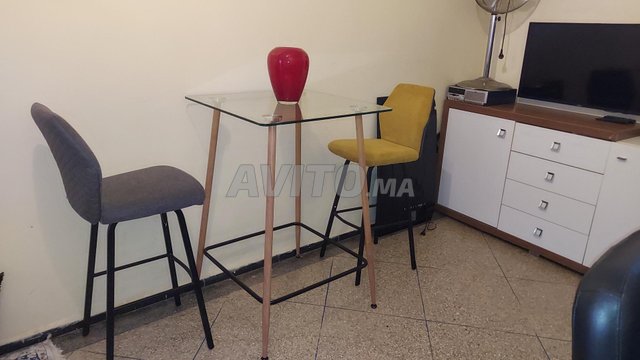 طاولة عالية من الزجاج المقسى و 2 براز