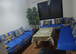 Salon complet en bois, avec coussins et couvertures