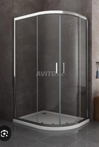 Paroi de douche arrondie en bon état