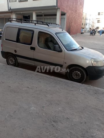 سيارة مليحة للعمل والعائلة كلشي فيها نقي كسابية