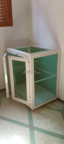 خزانة من الألومنيوم والزجاج. حالة جيدة 90X90X60