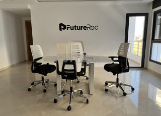 Bureau moderne blanc avec quatre chaises