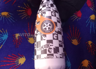 زجاجة بالإضافة إلى ماء معطر