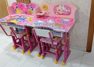 deux bureaux enfants avec chaises