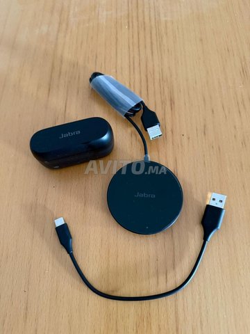 Jabra evolve2 Buds مع Wirelesspad و cable.
