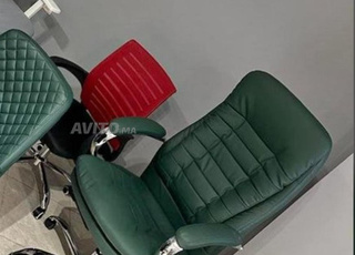 Des chaises en simili cuir