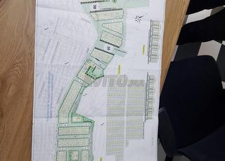 أرض مساحتها 70 مترًا مربعًا، مرآب من طابقين، تجزئة الوحدة