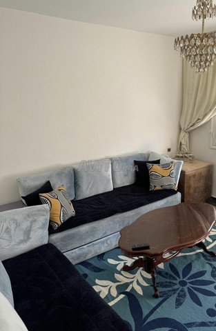 صالون على شكل حرف L وستارة