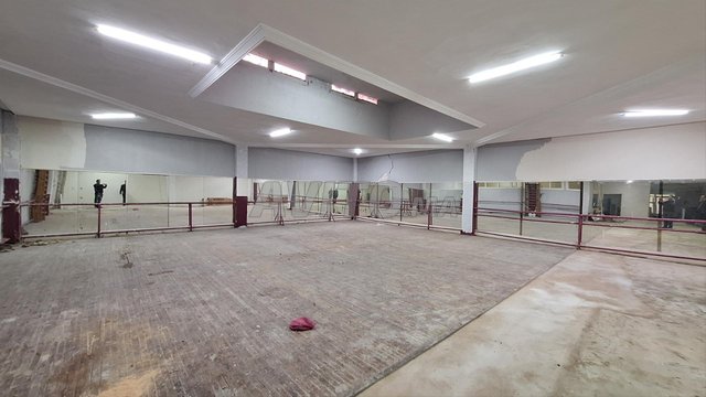 محل تجاري 326 متر مربع مدخل مزدوج مرخص شارع الزرقطوني