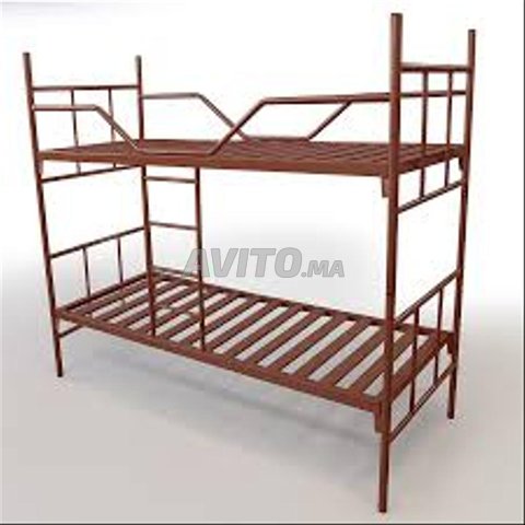 سرير مع إطار معدني