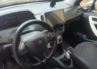 Peugeot 208 essence manuelle 2017 à Tanger