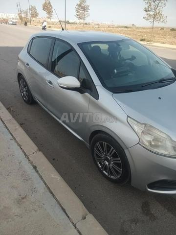 Peugeot 208 essence manuelle 2017 à Tanger - 2