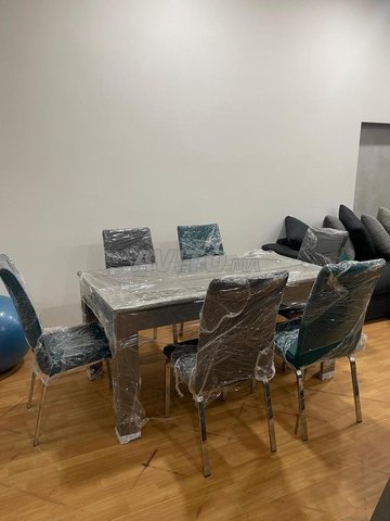 طاولة طعام خشبية مع كراسي