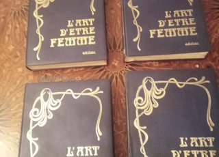 L'ART D'ETRE FEMME avec motif doré 1974)