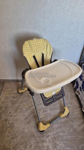 كرسي مرتفع للأطفال