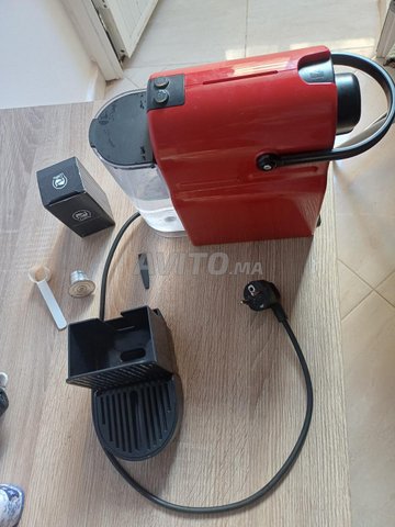 آلة قهوة نسبريسو حمراء