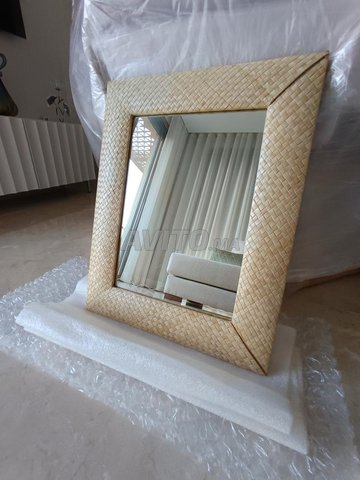 مرآة بإطار من الألياف الطبيعية