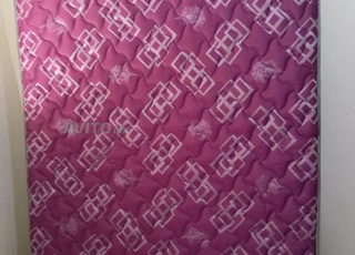 Salon, lave-vaisselle et matelas de lit