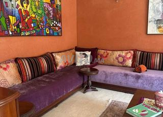 صالون مغربي مع طاولات