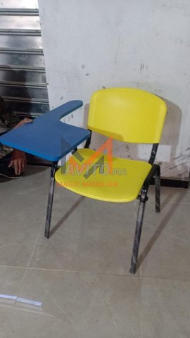 كرسي مع مكتب للكتابة