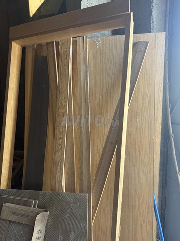 3 أبواب قياسية و 4 نوافذ مع ستائر