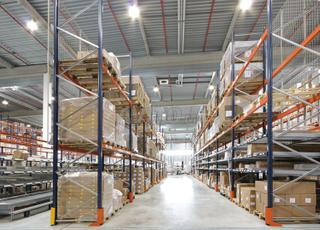 **أرفف نصف ثقيلة وثقيلة في الاستيراد