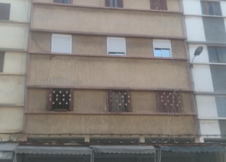 Immeuble à vendre avec quatre étages et trois locaux commerciaux