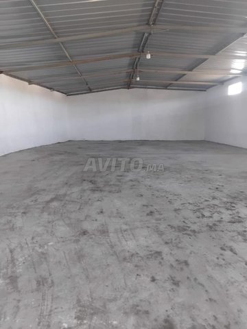 مستودع مع مساحة