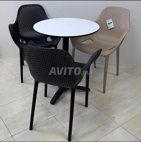 Chaise de café et table