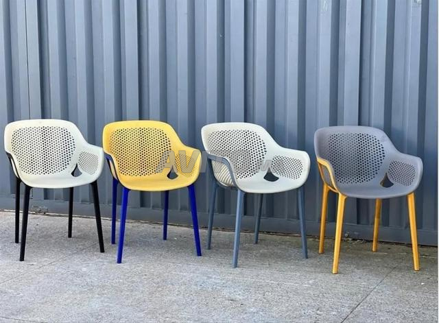 Chaise de café et table