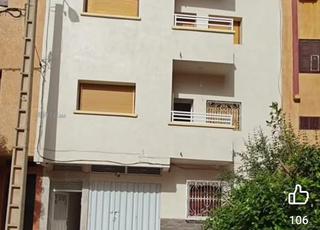 Maison de quatre étages commerciale neuve dans le quartier à Beni Mellal