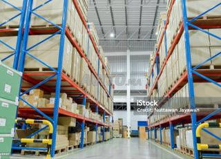 رفوف تخزين صناعية في عرض ترويجي