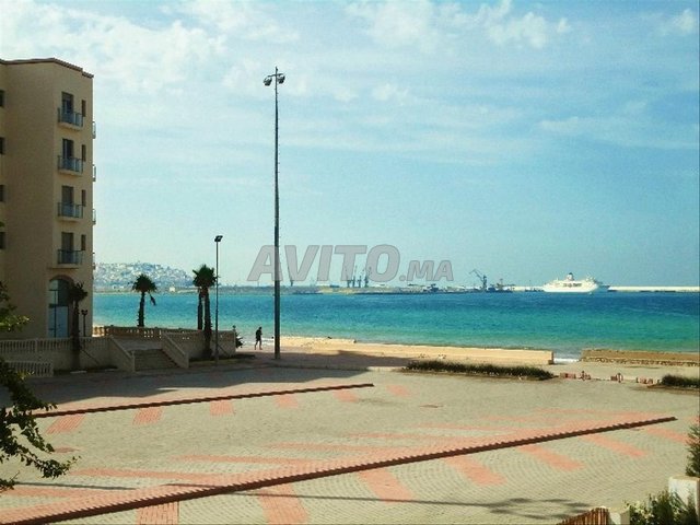 Bel appartement au cœur de la corniche principale face à la mer bleue