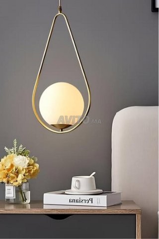 Suspension en laiton doré avec boule en verre