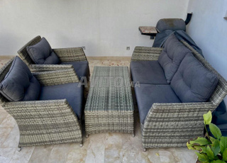 Salon extérieur élégant avec table en verre