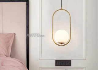 Suspension allongée en doré avec boule en verre