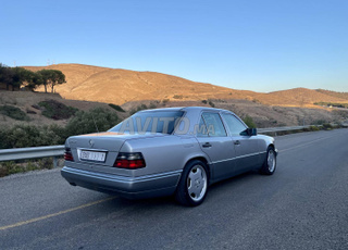 Mercedes-Benz E250 Diesel Manuelle 1995 à Tsaft
