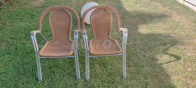 كرسيان مستوردان من الروطان الصناعي