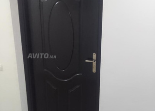 باب خشب أسود