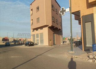 Maison commerciale avec deux façades à vendre