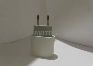 شاحن iPhone أصلي للبيع - تازة - بحالة ممتازة