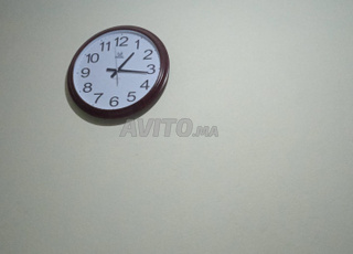 ساعة حائطية