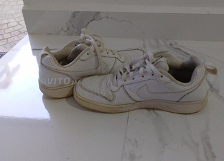 basket Nike blanche en état correct
