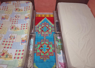 Bon lit et support de lit en bois de qualité supérieure avec étagères