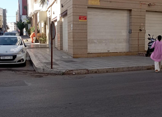Magasin à vendre Choka, avec trois portes dans une rue animée.