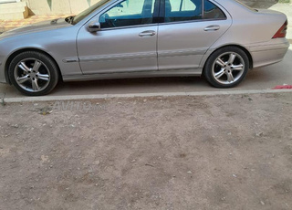 Mercedes-Benz 220 Diesel Automatique 2002 à Ahfir